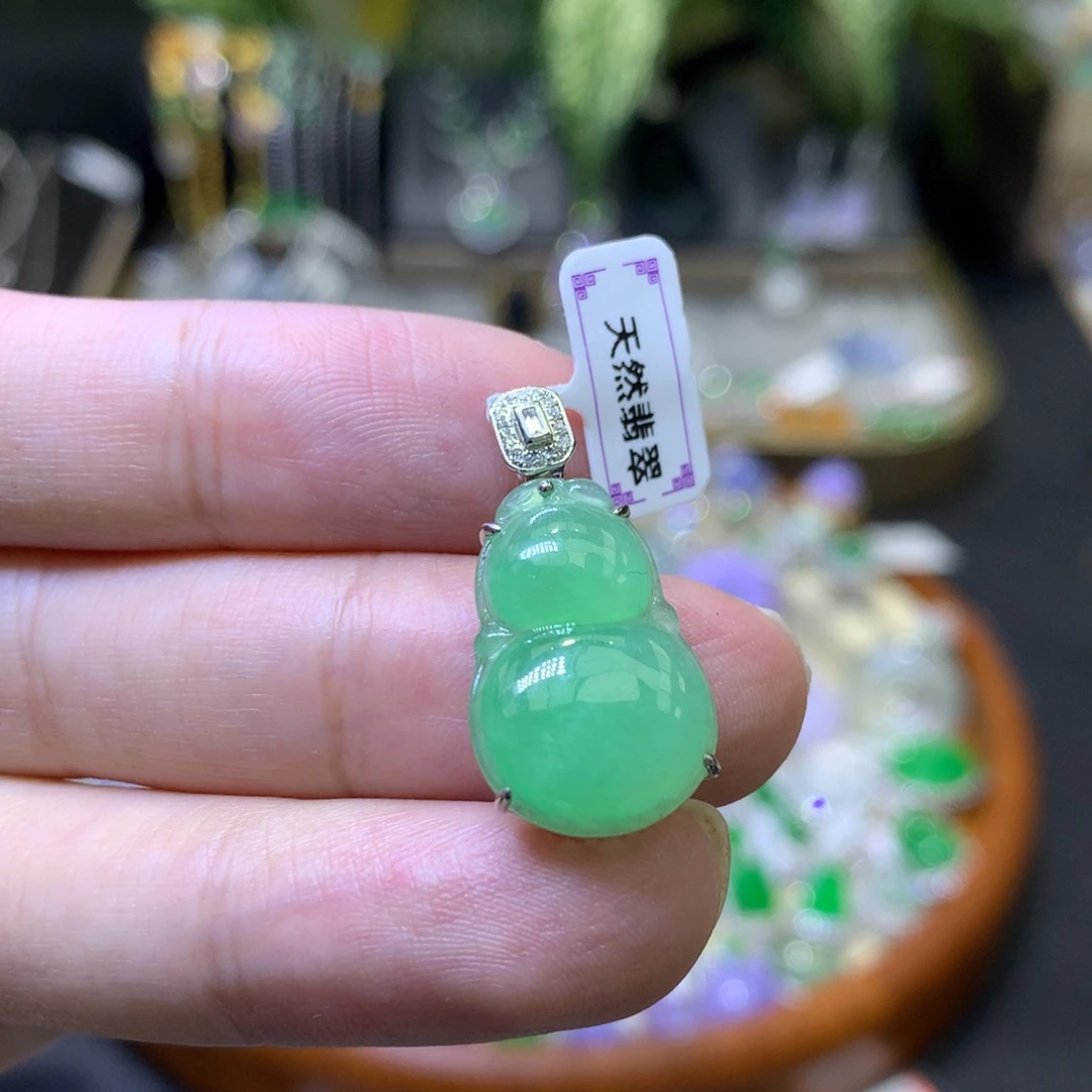 颈饰18K金镶嵌翡翠