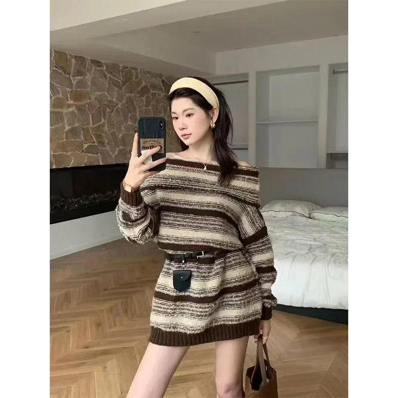 【迪舒恩】一字肩撞色复古条纹针织连衣裙2025慵懒风纯欲露肩毛衣裙