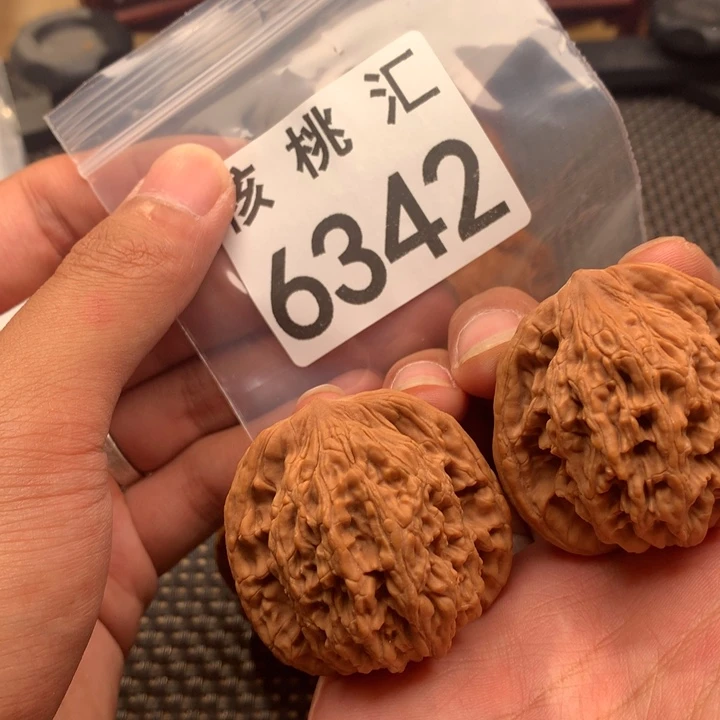 文玩核桃吊坠虎头