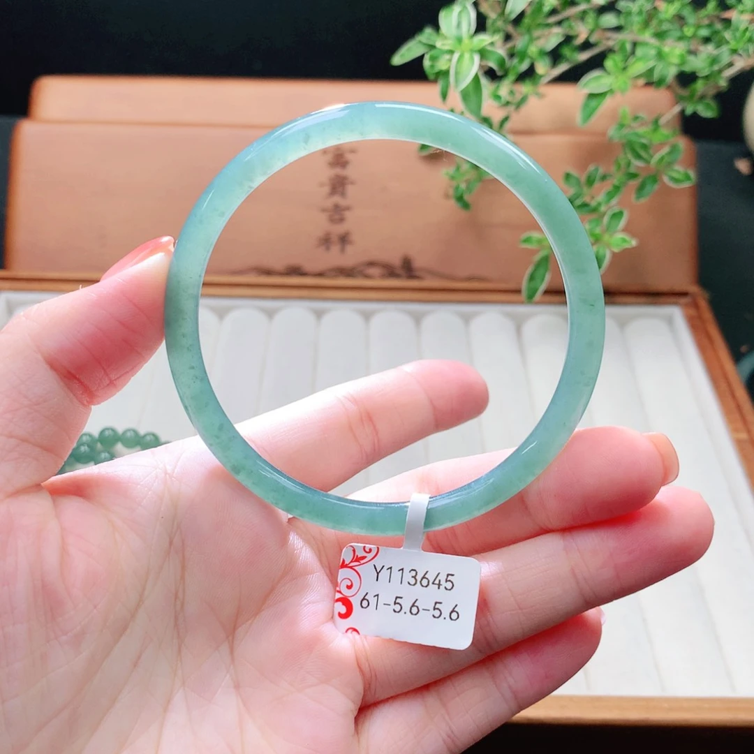 未镶嵌手镯（圆镯）翡翠