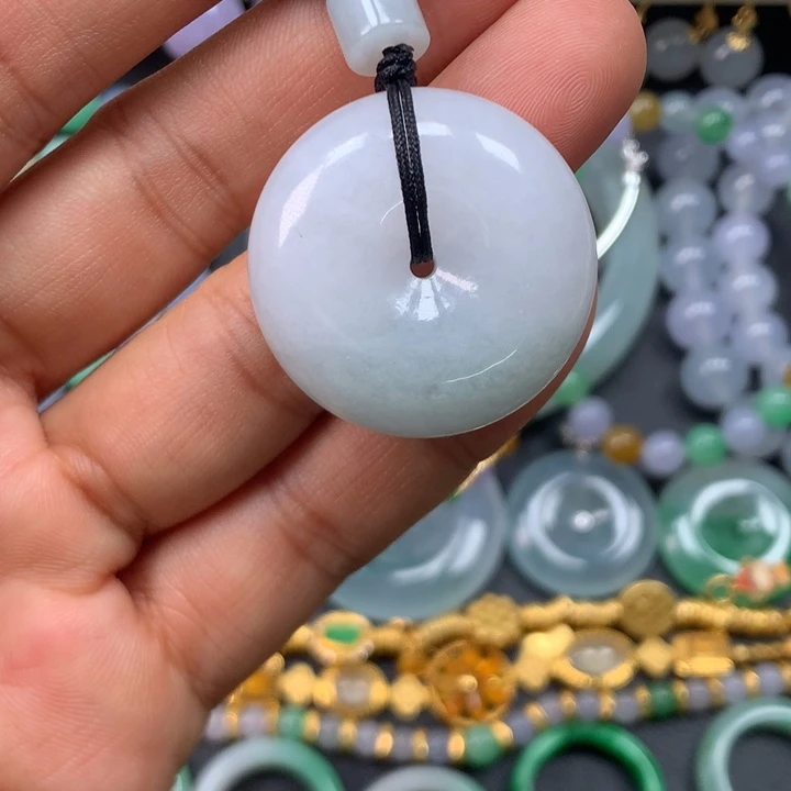 翡翠未镶嵌颈饰大肥扣