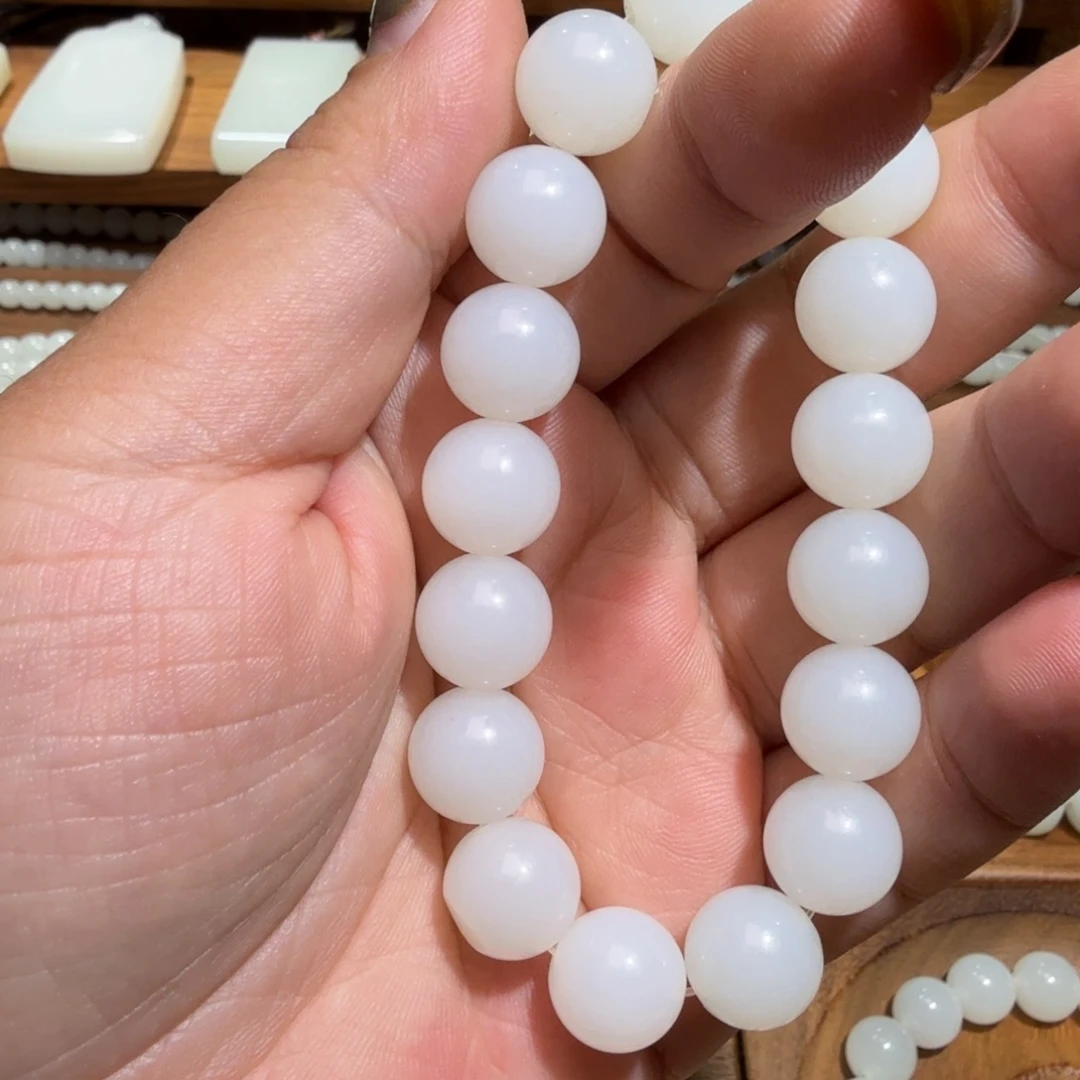 松***雪和田玉未镶嵌颈饰