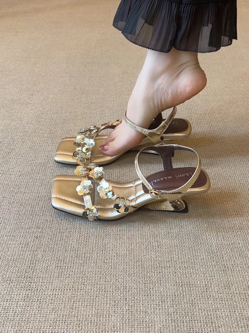 Elingjk/4cm绝美花朵亮片方头一字扣带百搭复古坡跟露趾凉鞋