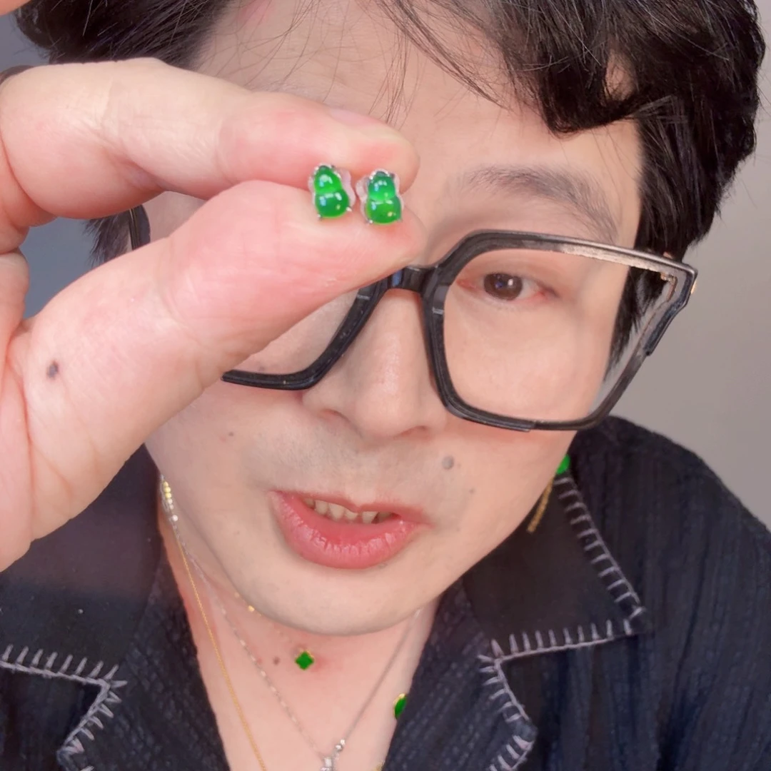 翡翠未镶嵌颈饰一对