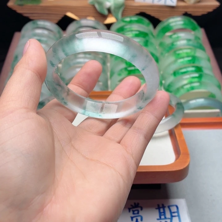 彦***祖石英质玉未镶嵌手镯