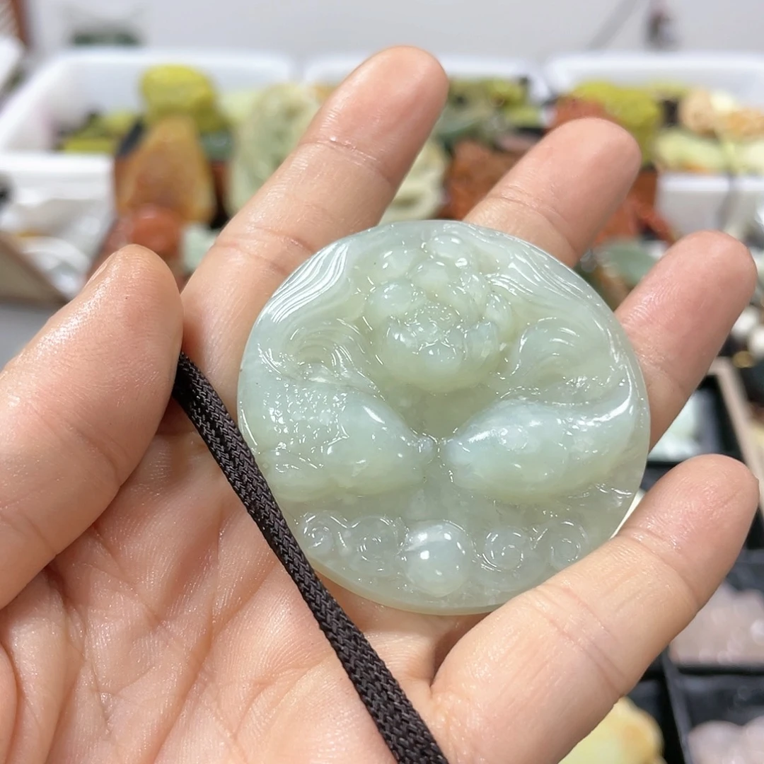 蛇纹石玉颈饰合金