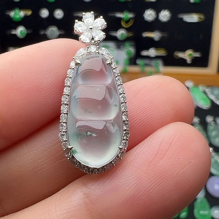 翡翠18K金镶嵌颈饰豆