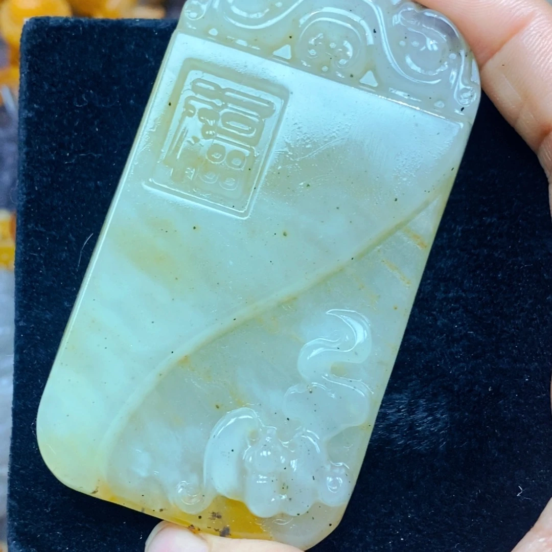 未镶嵌石英质玉（黄龙玉）颈饰