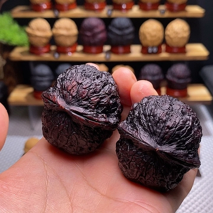 文玩核桃把件七彩金丝绣球70