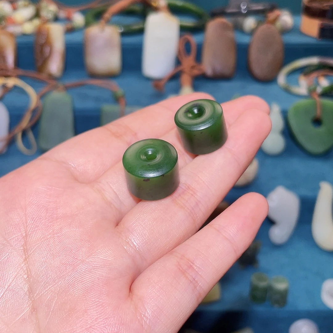 和田玉未镶嵌颈饰就**。