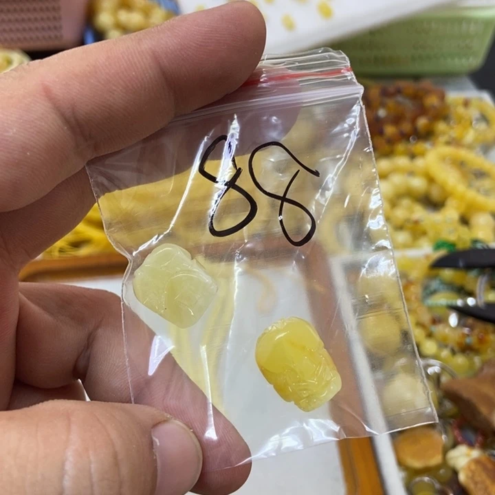 蜜蜡未镶嵌裸石吊坠