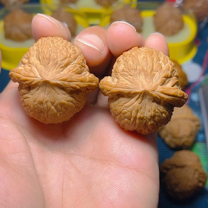 文玩核桃吊坠绣球