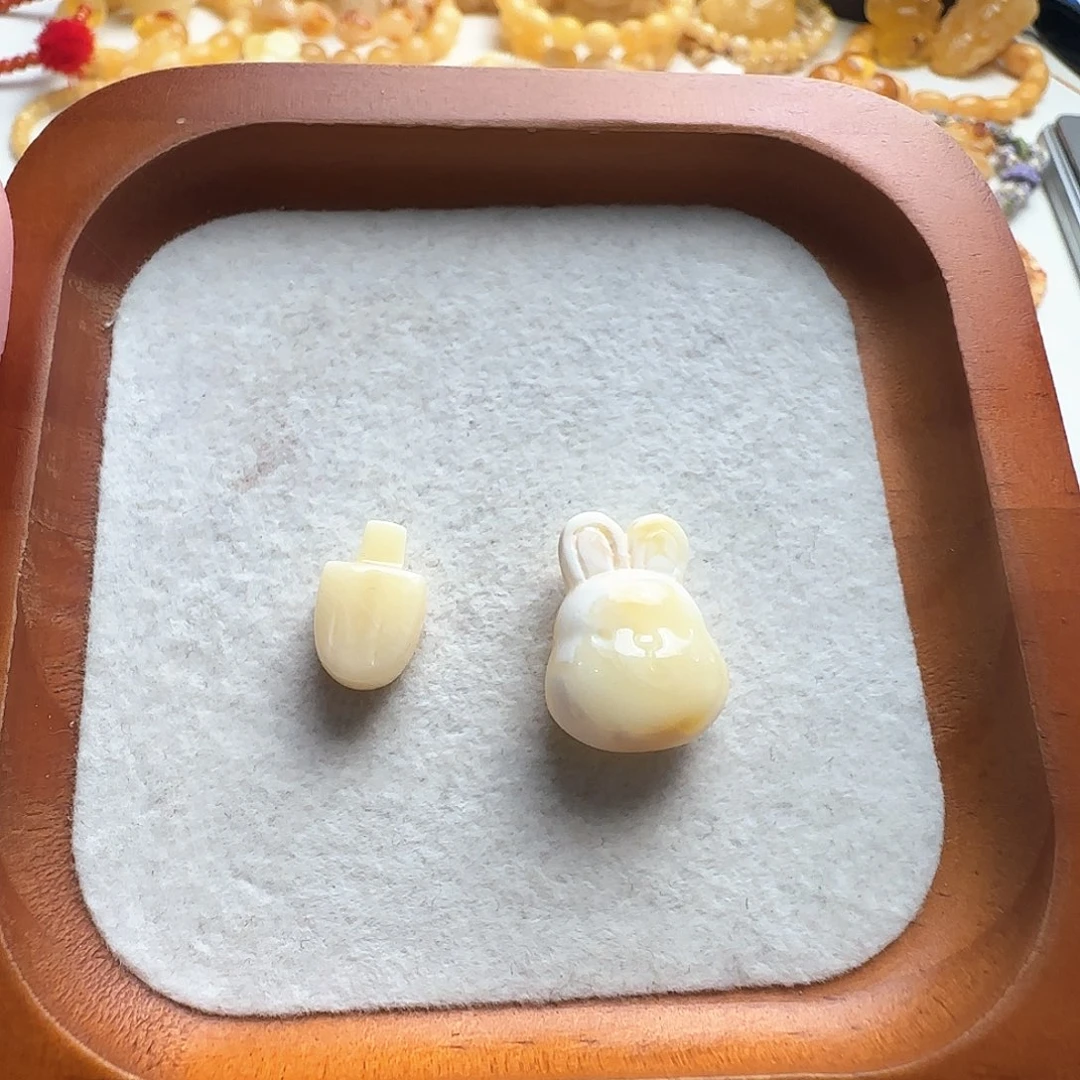 琥珀裸石未镶嵌得**洋白蜡雪糕兔兔