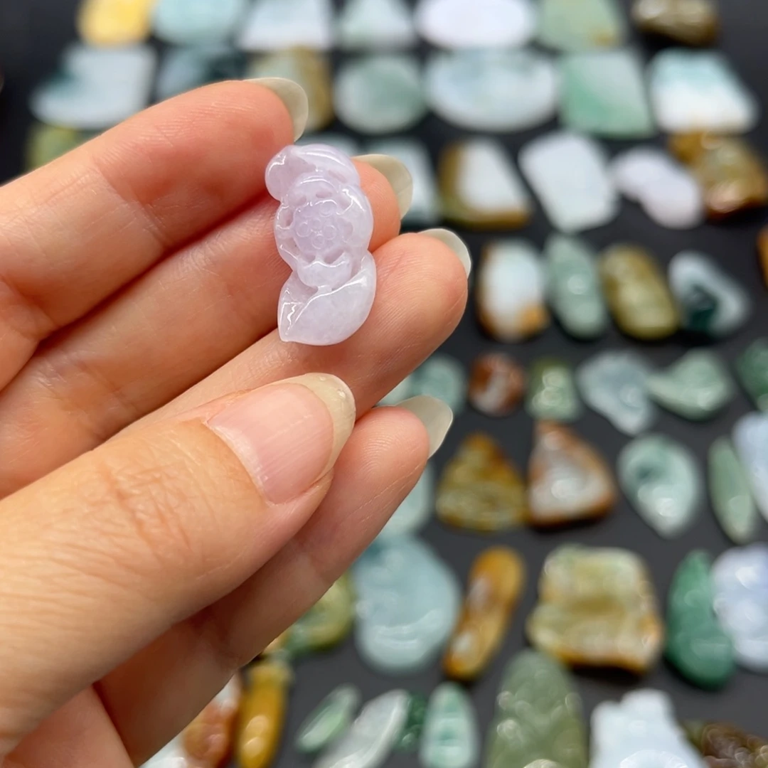 翡翠未镶嵌颈饰莲花