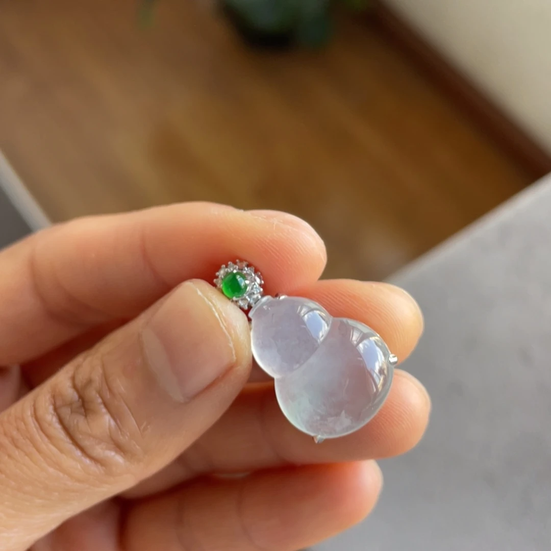 翡翠18K金镶嵌颈饰白冰