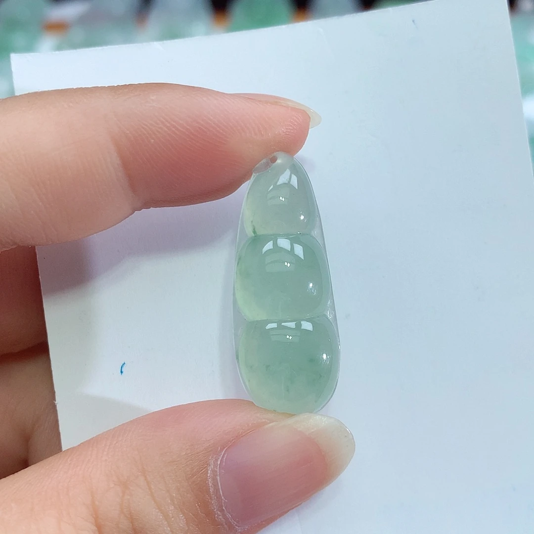 翡翠18K金镶嵌颈饰豆