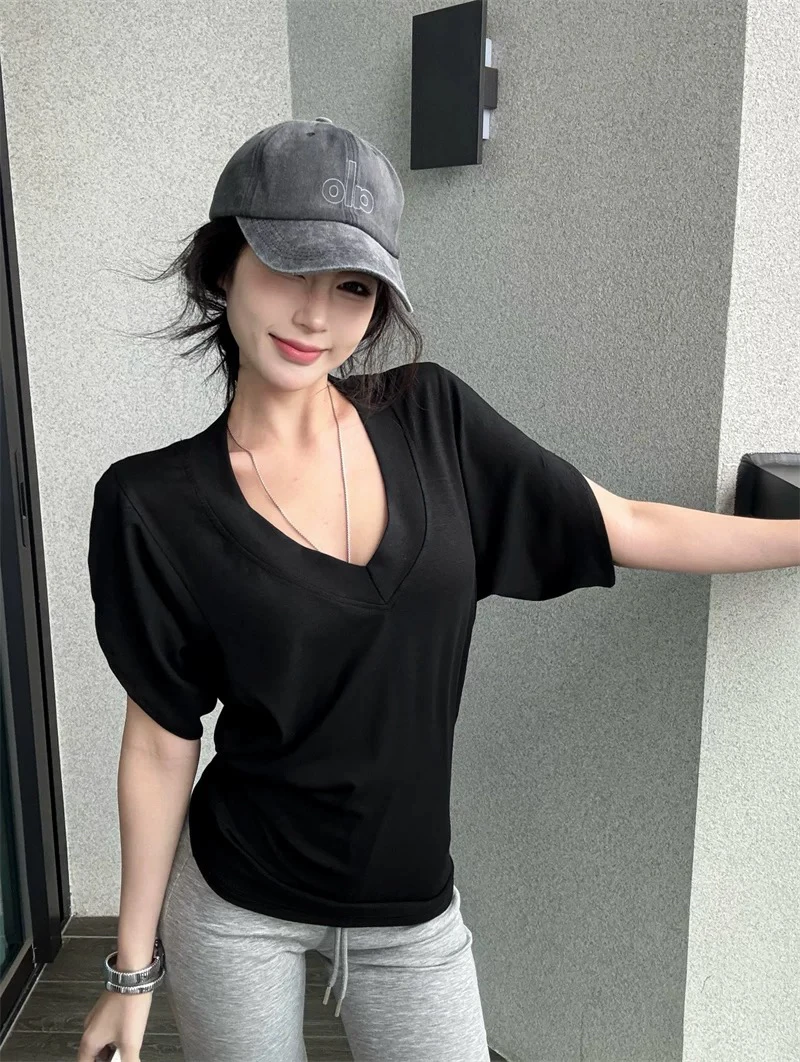 小众设计感v领短袖t恤女夏季2025新款爆款蝙蝠袖修身显瘦内搭上衣