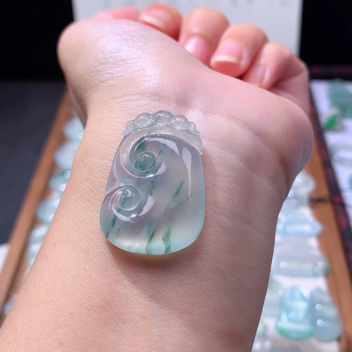 颈饰未镶嵌翡翠冰种飘花如意