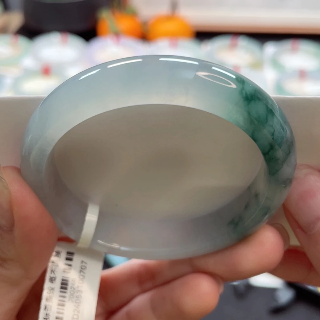 【闪购商品】翡翠手镯未镶嵌54贵妃胶润细腻飘花18号