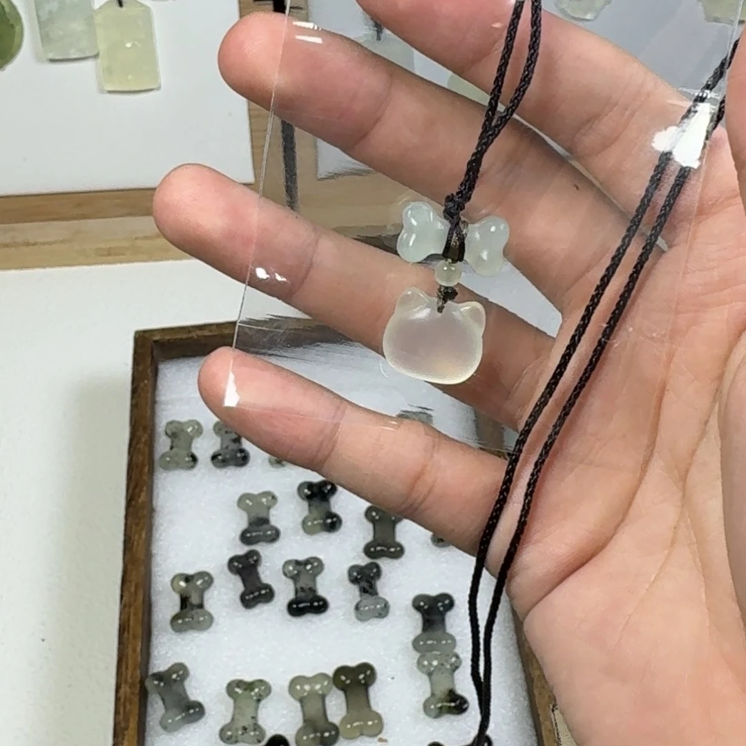 蛇纹石玉吊坠未镶嵌呆*鱼