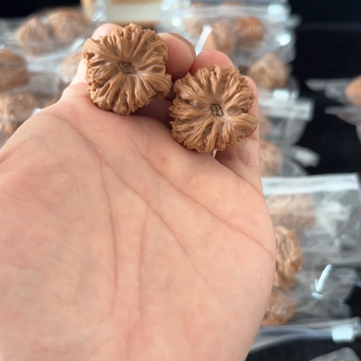 文玩核桃吊坠黄**女南将