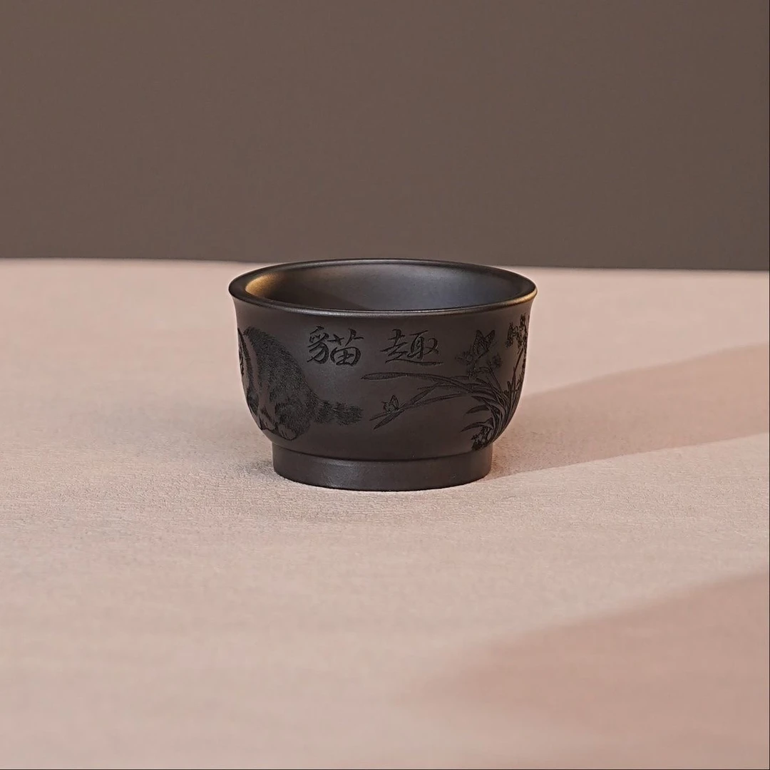 宜兴紫砂茶具 原矿石黄泥料刻绘猫趣主人杯品茗杯小容量110c