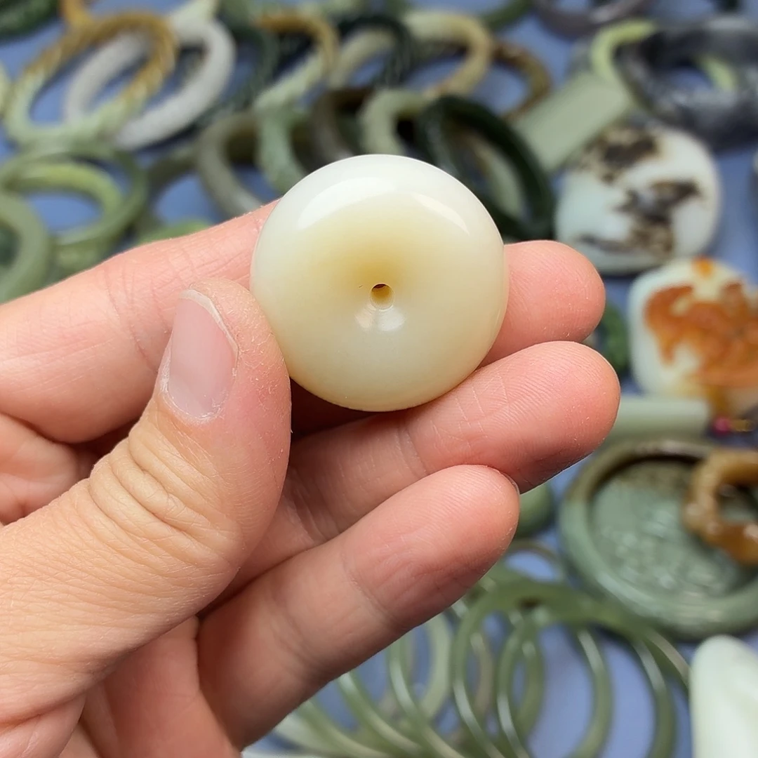 和田玉（糖玉）未镶嵌颈饰直径31.5mm暖糖（藕粉）