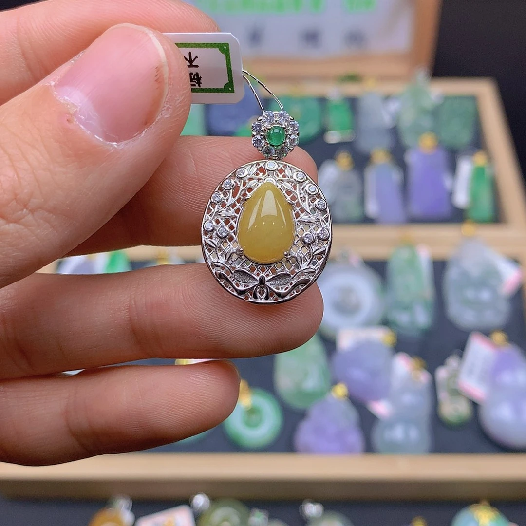 翡翠颈饰未镶嵌翡翠