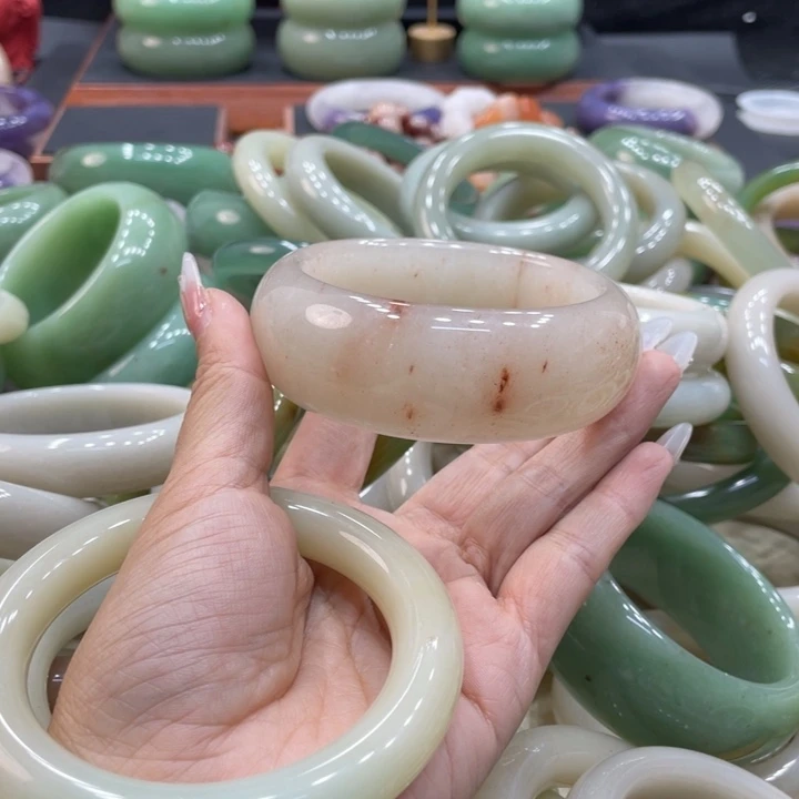 懂***你石英质玉未镶嵌珠宝奇石