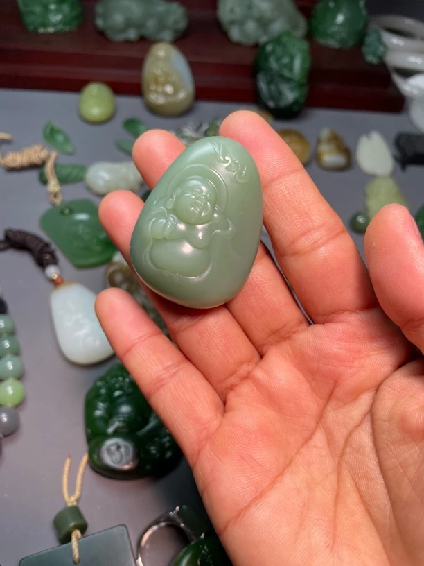 和田玉粉青佛公吊坠
