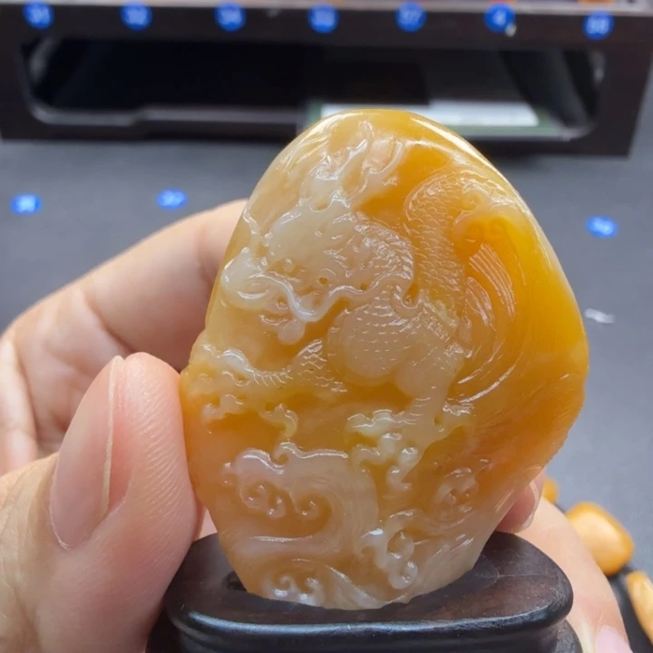 田黄石银裹金龙戏珠摆件