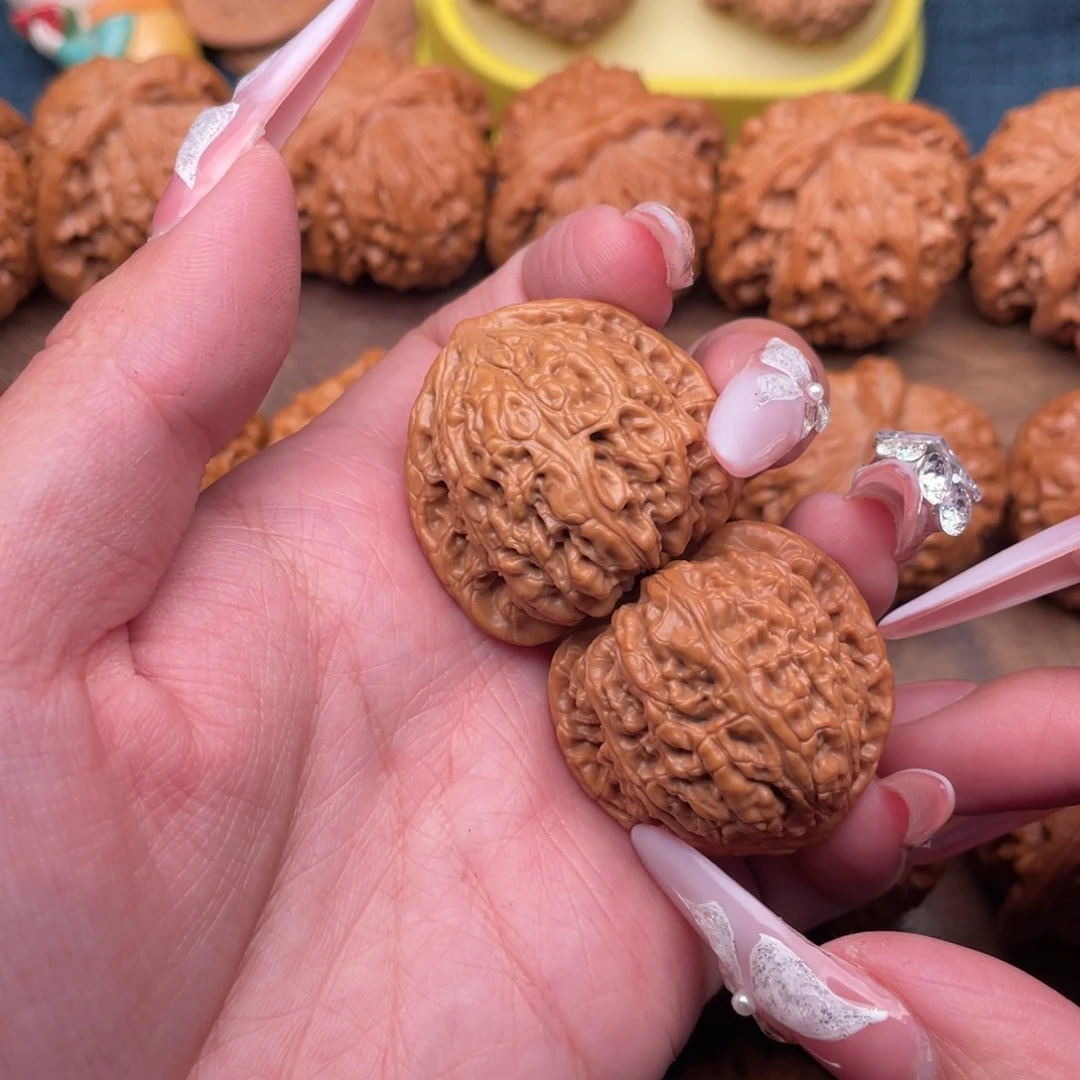 文玩核桃把件全品红宝石狮子头34