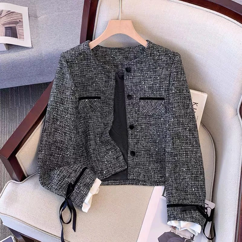 9135-1秋款小香风圆领单排包扣亮片编织蝴蝶结装饰拼接袖短款外套