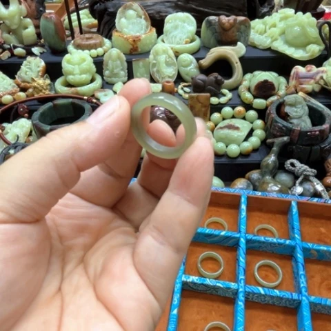 翱***鸟岫岩老玉（透闪石质玉）未镶嵌颈饰