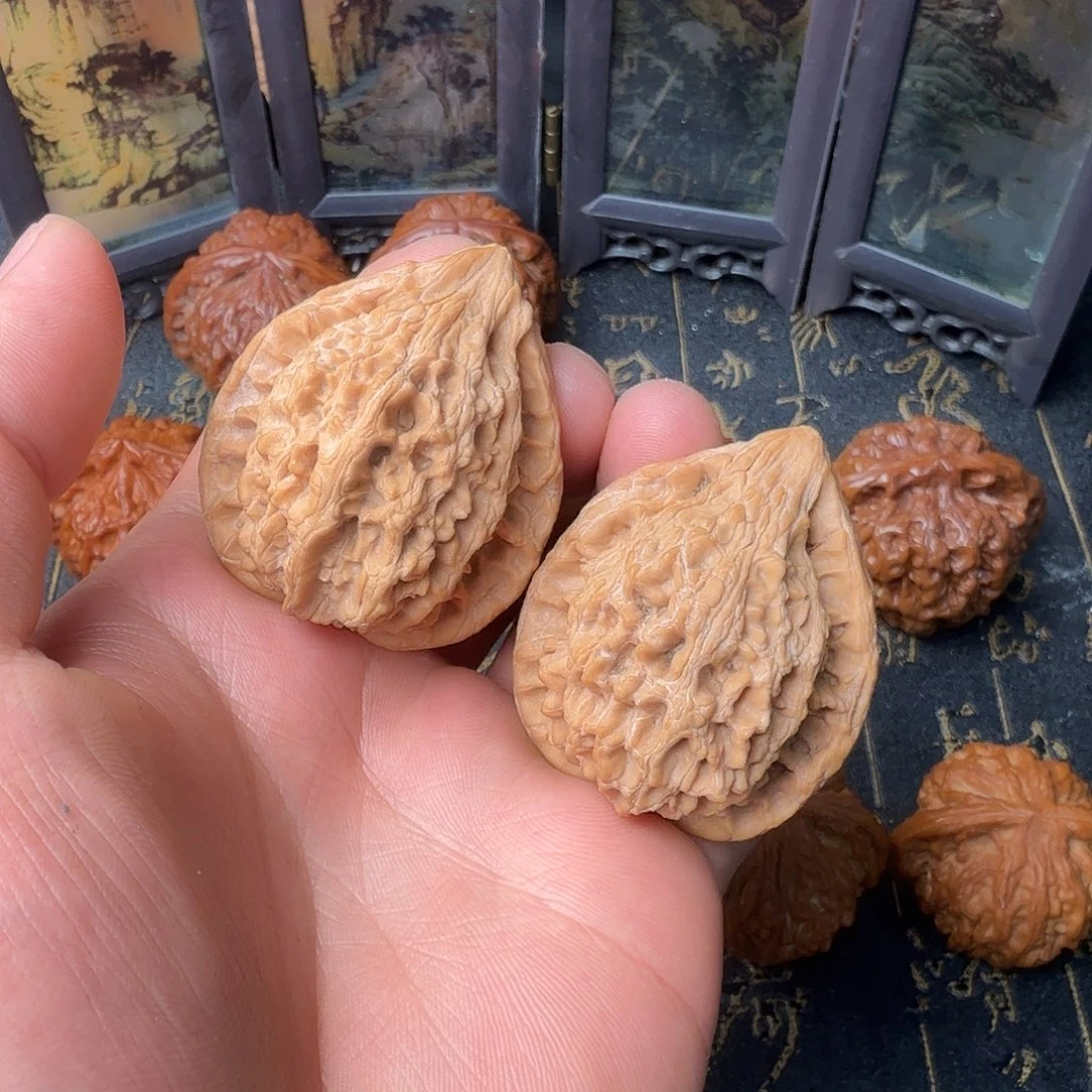 文玩核桃吊坠昌平山一代十三陵鸡心40