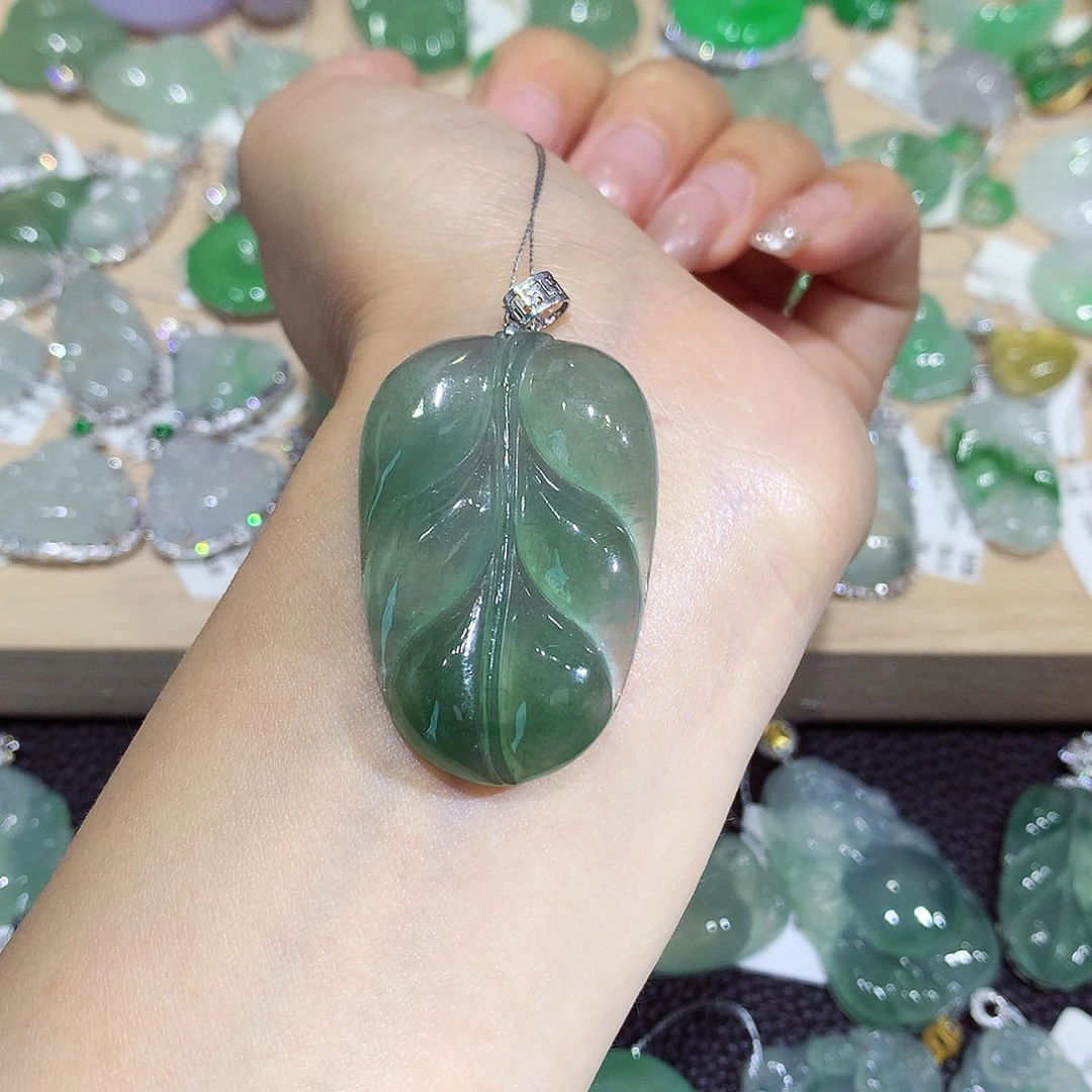 翡翠18K金镶嵌颈饰叶子