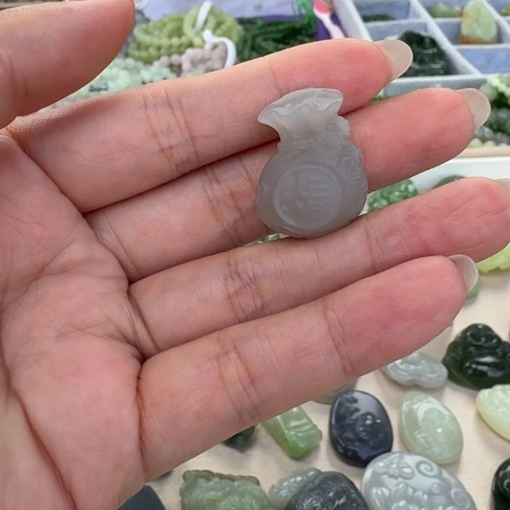 大***苏颈饰未镶嵌和田玉