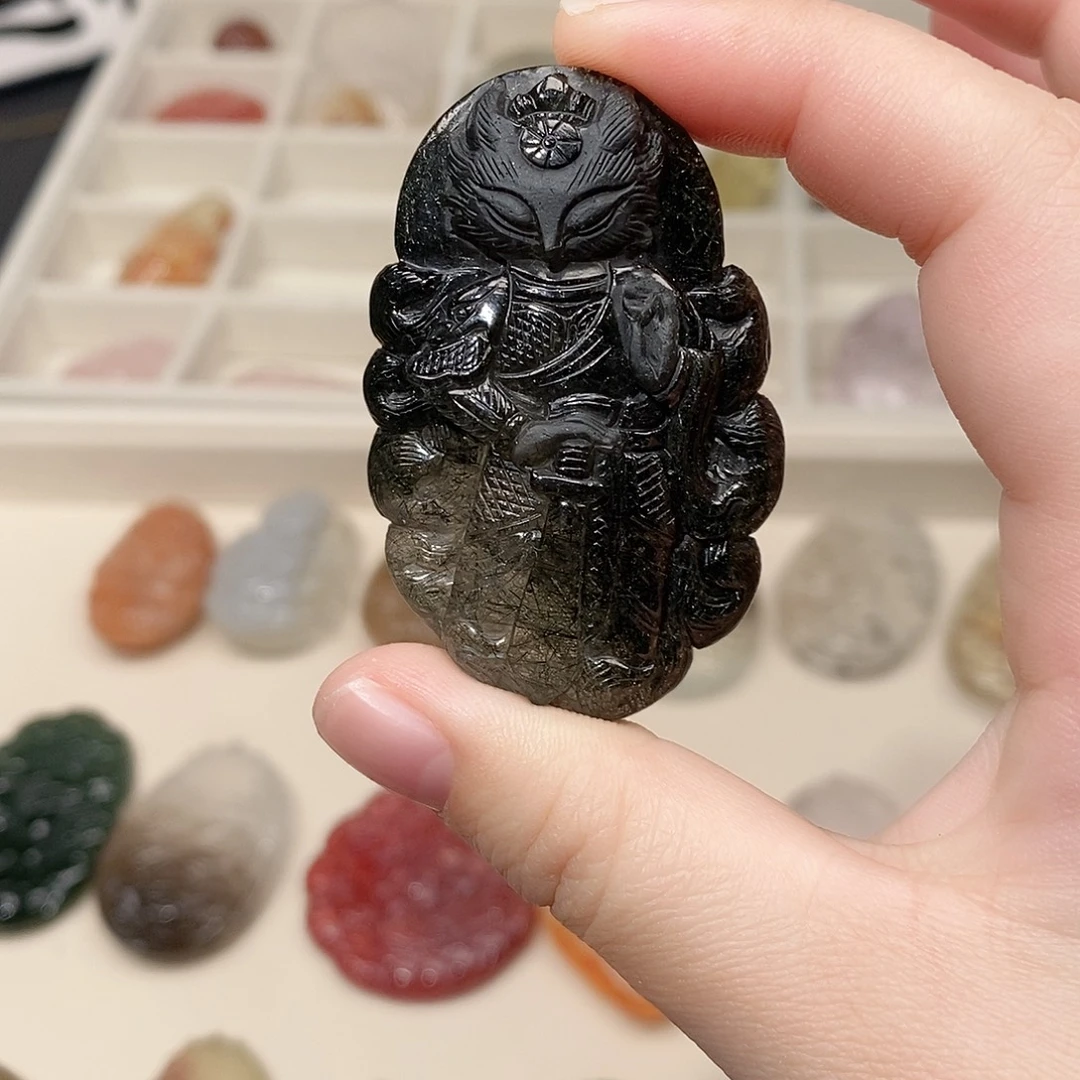 未镶嵌水晶颈饰黑发