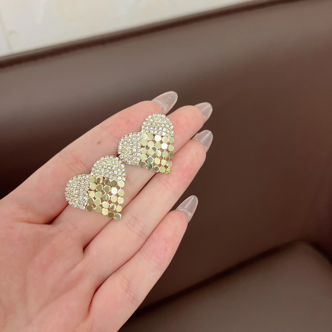 锌合金耳饰 Q526精致个性耳钉女小众设计感潮流爆款百搭独特轻奢