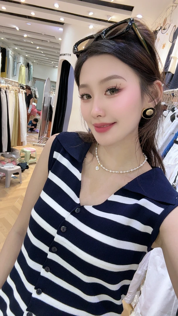 杨茹家气质款一排扣条纹针织