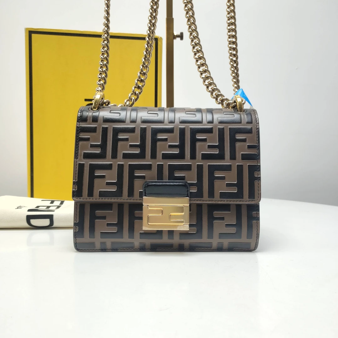 95新 FENDI/芬迪 杨杨专属 芬迪老花小号链条斜挎包 THCI2154