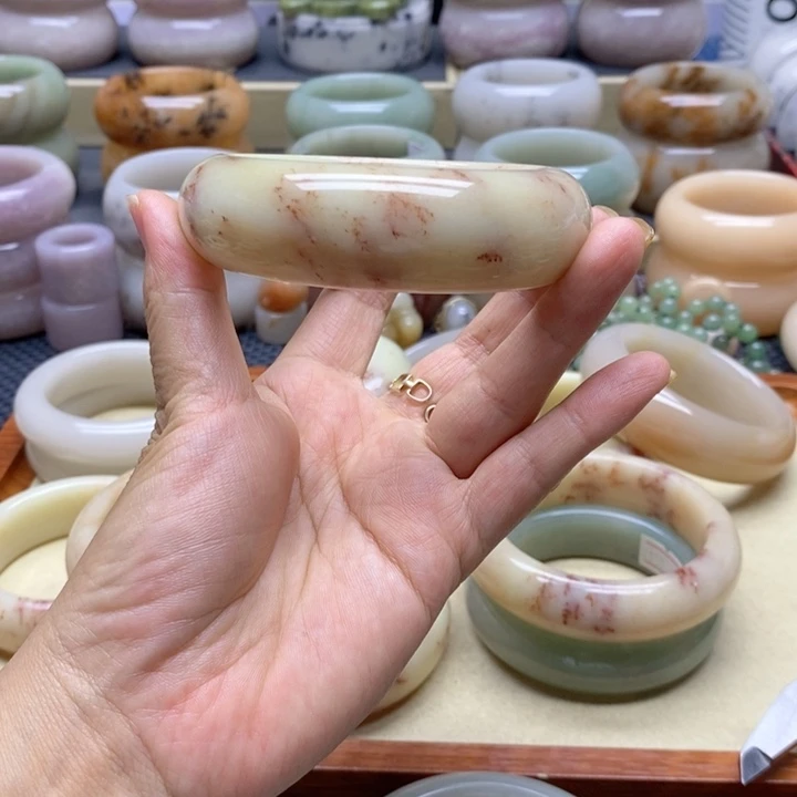 笑***语未镶嵌手镯石英岩玉
