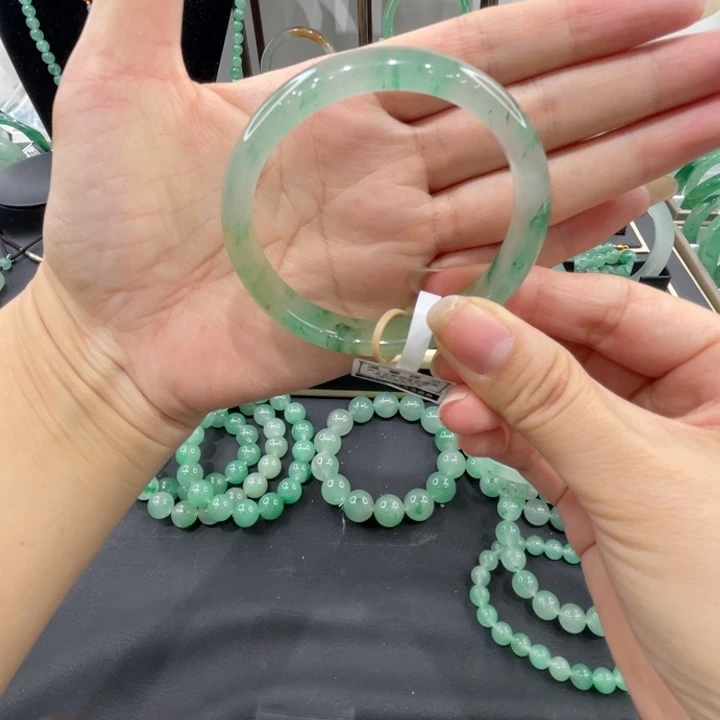 石英质玉（非洲翠）手镯未镶嵌白****）