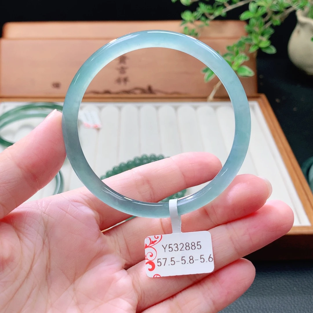 未镶嵌手镯（圆镯）翡翠