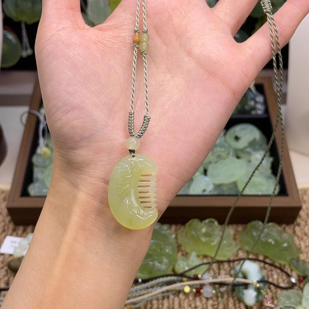 蛇纹石玉未镶嵌颈饰