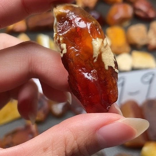 定制琥珀金白吊坠