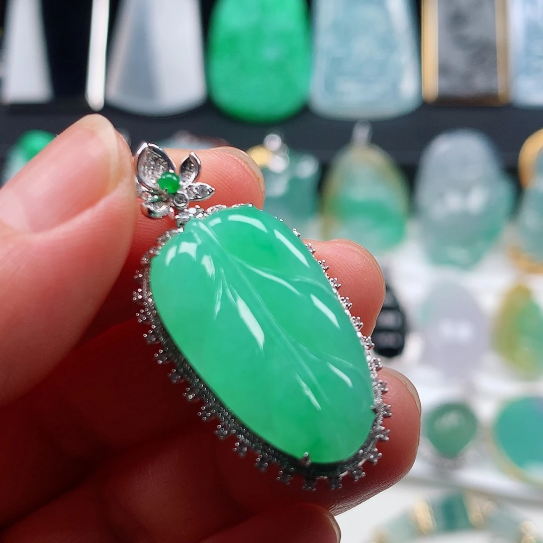 翡翠颈饰未镶嵌冰阳绿