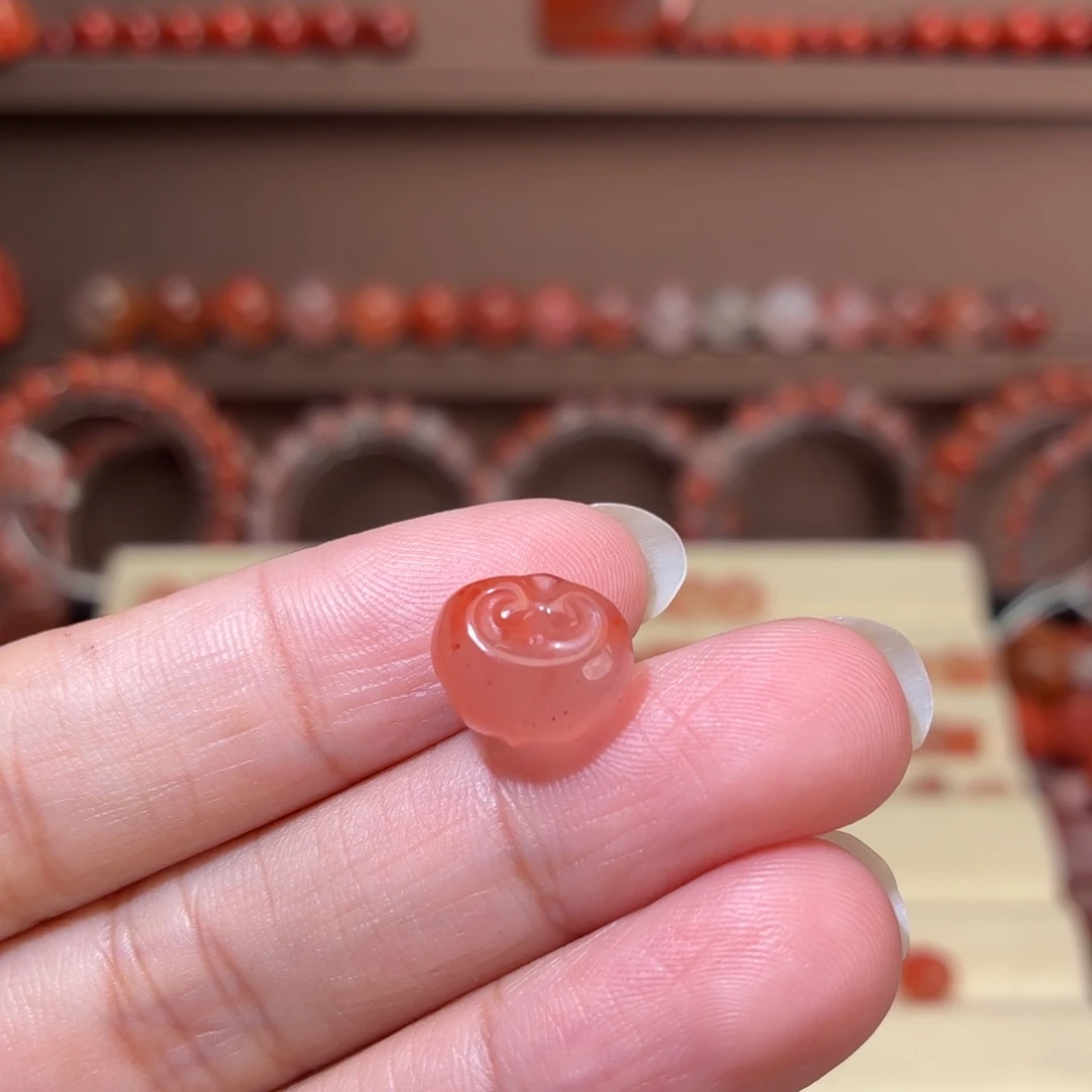 m***慧未镶嵌川料南红玛瑙如意锁