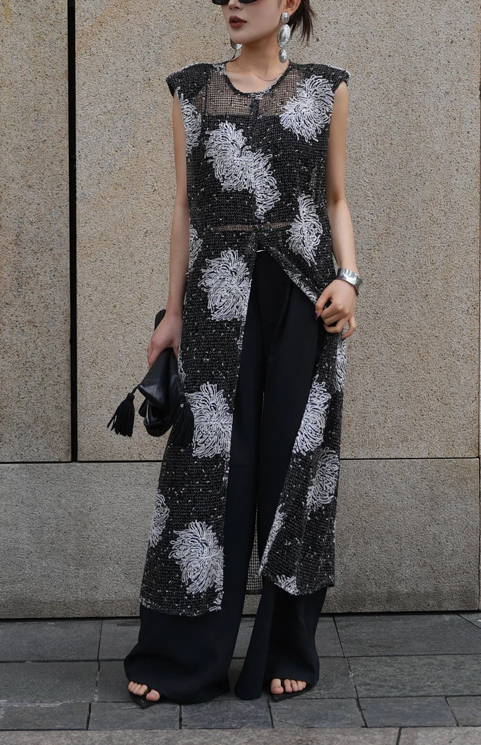 概曲GaiQu“水墨青花”设计师款提花宽松镂黑色空网纱长款马甲