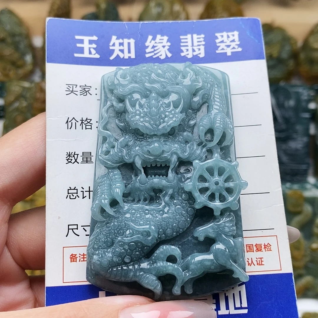 翡翠未镶嵌颈饰龙